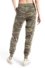 Load image into Gallery viewer, Z SUPPLY Women's The Camo Pants, Camo Green, X-Small
