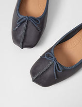 Load image into Gallery viewer, Clarks Freckle ice Size 6.5 US Blue
