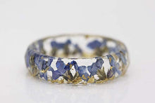 Load image into Gallery viewer, Forget-Me-Not Resin Ring With Pressed Flowers and Gold Flakes
