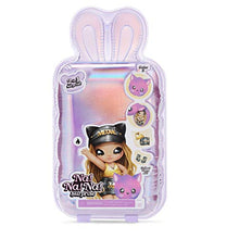 Load image into Gallery viewer, MGA Entertainment Na! Na! Na! Surprise 2-in-1 Fashion Doll and Plush Purse Series 3 – Sasha Scratch
