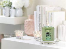 Load image into Gallery viewer, Yankee Candle Meadow Showers 22-Ounce Jar Candle, Large by Yankee Candle
