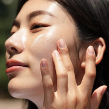 Load image into Gallery viewer, [DearKlairs] All Day Airy Sunscreen SPF 50+ PA++++, No White Cast, Essential Oil-Free, Non Sticky, Non comedogenic, Easy washable, No eye irritation
